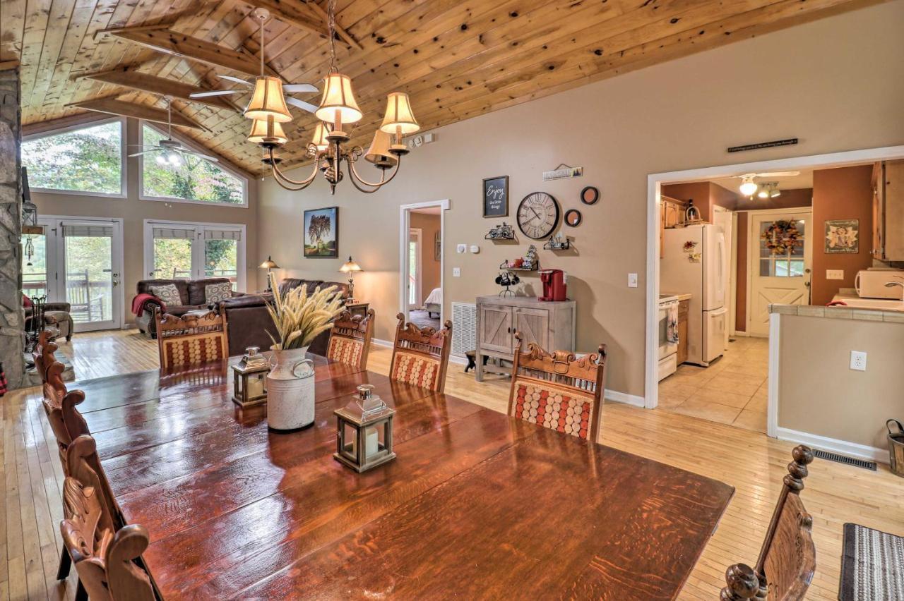 Rustic Red Cabin With Deck In Maggie Valley Club! Vila Exterior foto